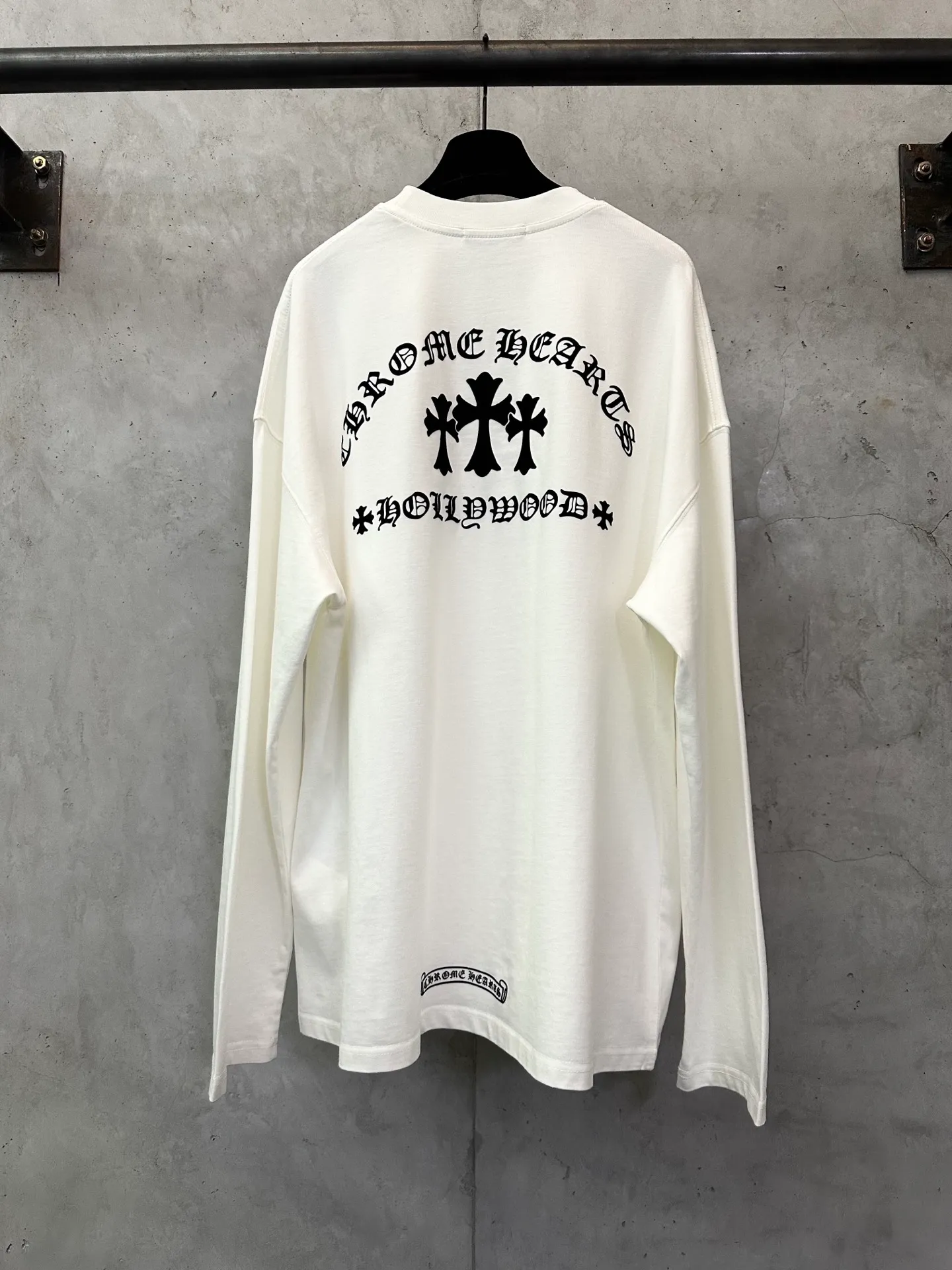 P300 Chrome Hearts 25ss flocked logo letter round neck long-sleeved T-shirt. Fabric is high-definition, super heavyweight cotton, double yarn compact Xinjiang cotton. Weight: 320 grams. Clean cloth surface. Clear cloth texture. Tight feel. Stiff. High color fastness. No deformation. No discoloration. Customized hardware. Thread. Accessories. Alignment. Same style for men and women. -Color: Black White -Size: XS S M L